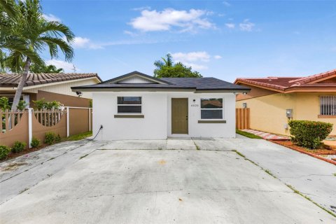 House in Hialeah, Florida 2 bedrooms № 1925215 - photo 1