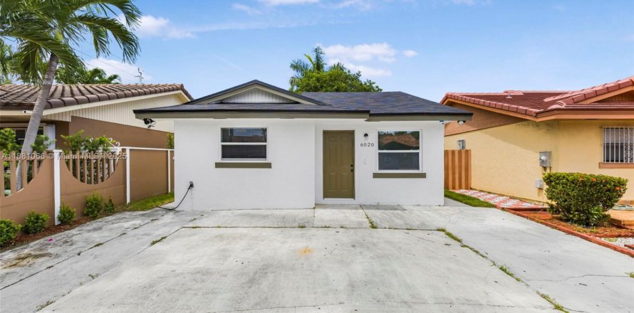House in Hialeah, Florida 2 bedrooms № 1925215