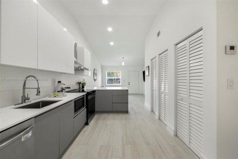 House in Hialeah, Florida 2 bedrooms № 1925215 - photo 6