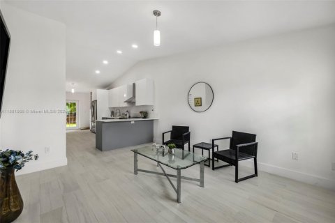 House in Hialeah, Florida 2 bedrooms № 1925215 - photo 9