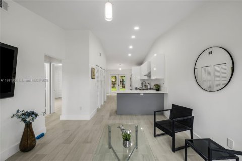 House in Hialeah, Florida 2 bedrooms № 1925215 - photo 10