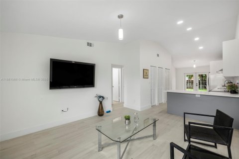 House in Hialeah, Florida 2 bedrooms № 1925215 - photo 11