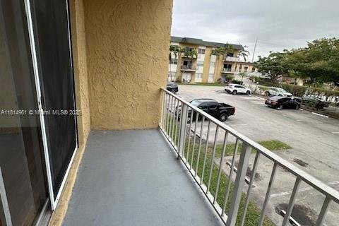 Condo in Miami, Florida, 2 bedrooms  № 1768410 - photo 16