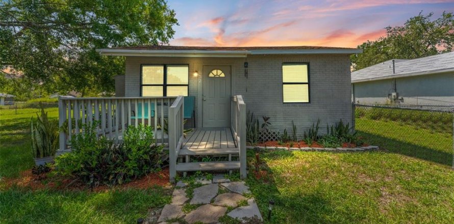 House in Eagle Lake, Florida 2 bedrooms, 53.51 sq.m. № 1737002