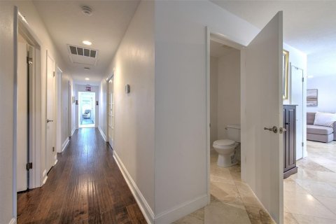 House in Tampa, Florida 3 bedrooms, 216.56 sq.m. № 2091946 - photo 14
