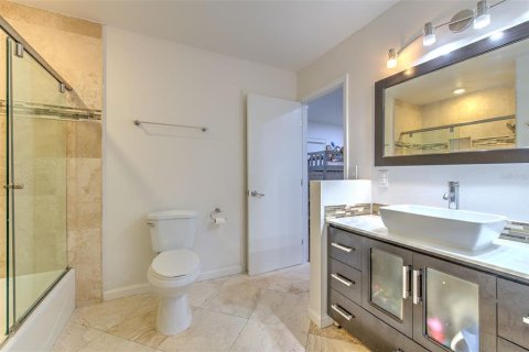 House in Tampa, Florida 3 bedrooms, 216.56 sq.m. № 2091946 - photo 18