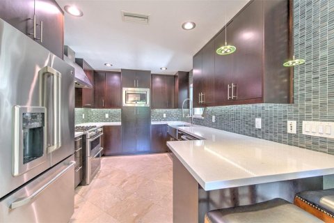 House in Tampa, Florida 3 bedrooms, 216.56 sq.m. № 2091946 - photo 4