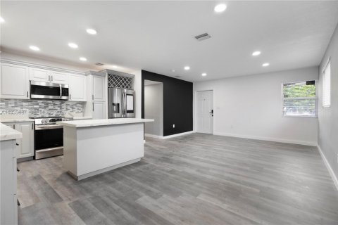 Casa en alquiler en Miami, Florida, 3 dormitorios, 184.69 m2 № 1993844 - foto 4