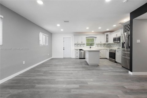 Casa en alquiler en Miami, Florida, 3 dormitorios, 184.69 m2 № 1993844 - foto 3