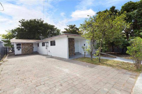 Casa en alquiler en Miami, Florida, 3 dormitorios, 184.69 m2 № 1993844 - foto 1