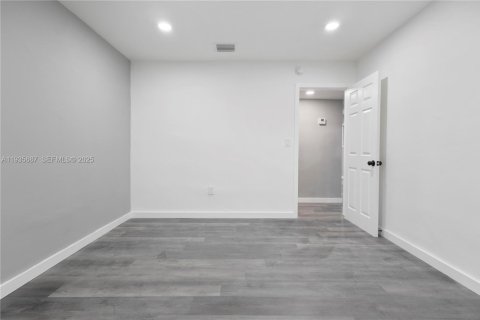 Casa en alquiler en Miami, Florida, 3 dormitorios, 184.69 m2 № 1993844 - foto 14