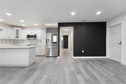 Casa en alquiler en Miami, Florida, 3 dormitorios, 184.69 m2 № 1993844 - foto 7