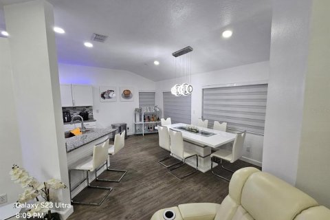 Снять в аренду виллу или дом в Сеффнер, Флорида 3 комнаты, 175.77м2, № 2107464 - фото 3