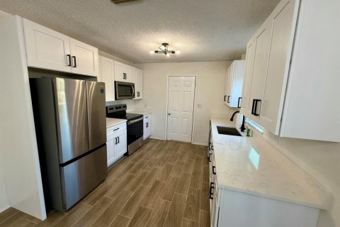 House in Lake Placid, Florida 4 bedrooms, 167.22 sq.m. № 2083948 - photo 3