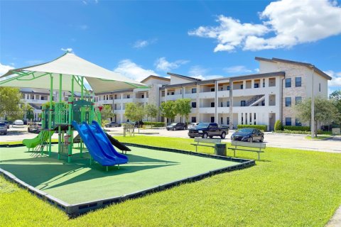 Copropriété à louer à Doral, Floride: 2 chambres, 105.44 m2 № 1964316 - photo 1