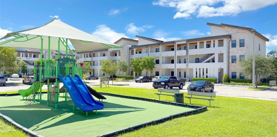 Condo à Doral, Floride, 2 chambres  № 1964316