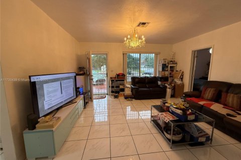 House in North Miami Beach, Florida 3 bedrooms, 141.12 sq.m. № 1811233 - photo 11