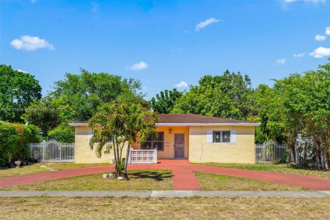 House in North Miami Beach, Florida 3 bedrooms, 141.12 sq.m. № 1811233 - photo 3