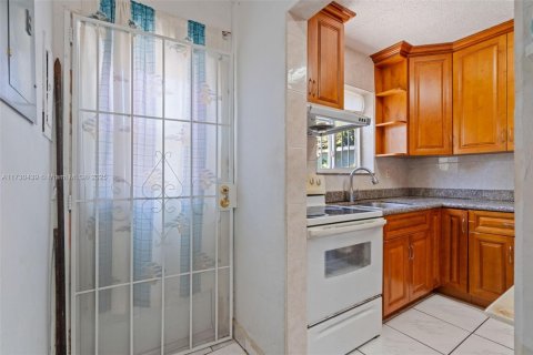 House in North Miami Beach, Florida 3 bedrooms, 141.12 sq.m. № 1811233 - photo 14