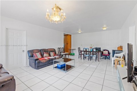 House in North Miami Beach, Florida 3 bedrooms, 141.12 sq.m. № 1811233 - photo 6