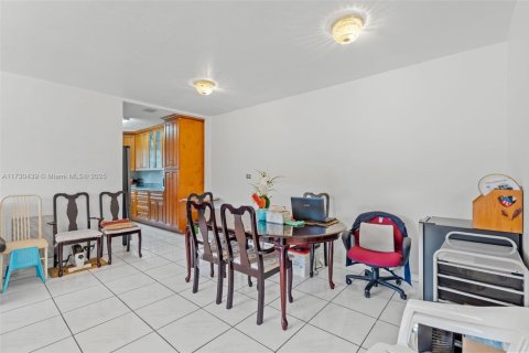 House in North Miami Beach, Florida 3 bedrooms, 141.12 sq.m. № 1811233 - photo 9
