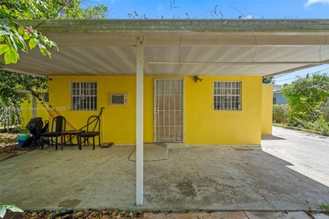 House in North Miami Beach, Florida 3 bedrooms, 141.12 sq.m. № 1811233 - photo 28