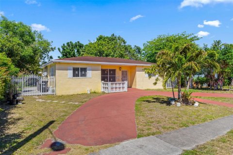 House in North Miami Beach, Florida 3 bedrooms, 141.12 sq.m. № 1811233 - photo 2