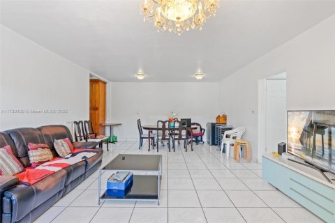 House in North Miami Beach, Florida 3 bedrooms, 141.12 sq.m. № 1811233 - photo 7