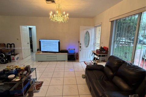 House in North Miami Beach, Florida 3 bedrooms, 141.12 sq.m. № 1811233 - photo 4