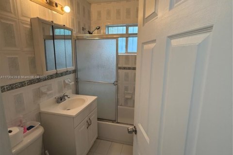 House in North Miami Beach, Florida 3 bedrooms, 141.12 sq.m. № 1811233 - photo 5
