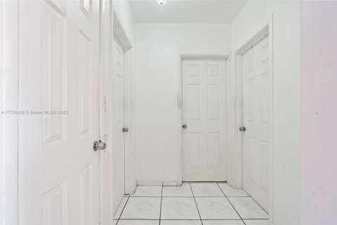 House in North Miami Beach, Florida 3 bedrooms, 141.12 sq.m. № 1811233 - photo 16