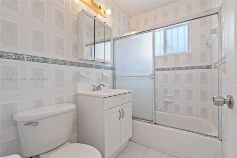 House in North Miami Beach, Florida 3 bedrooms, 141.12 sq.m. № 1811233 - photo 22