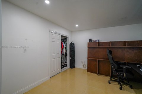 Propiedad comercial en venta en Miami, Florida № 1940351 - foto 10