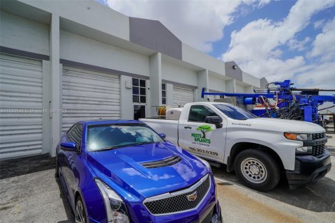 Propiedad comercial en venta en Miami, Florida № 1940351 - foto 2