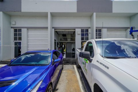 Propiedad comercial en venta en Miami, Florida № 1940351 - foto 3