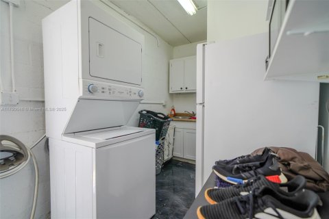 Propiedad comercial en venta en Miami, Florida № 1940351 - foto 12