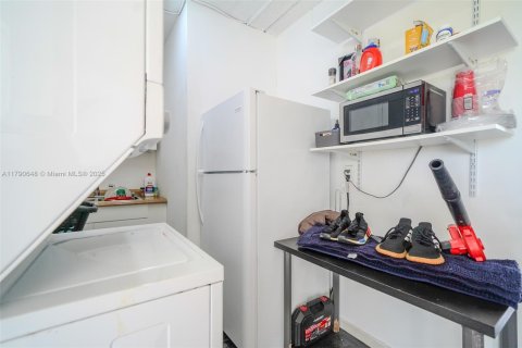 Propiedad comercial en venta en Miami, Florida № 1940351 - foto 8