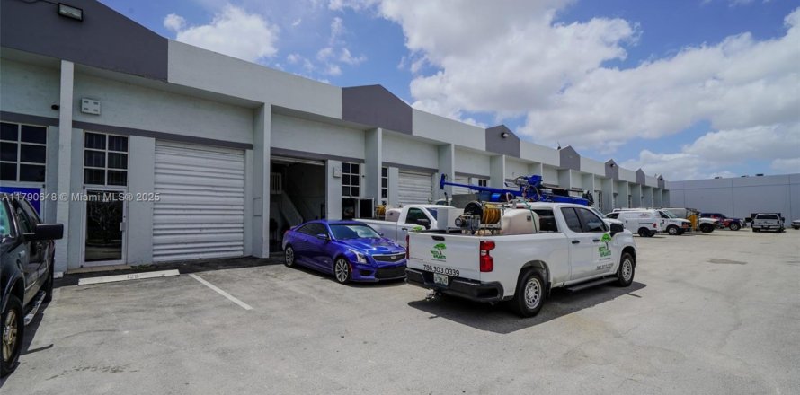 Propiedad comercial en Miami, Florida № 1940351