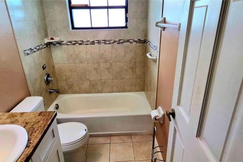 House in Deltona, Florida 3 bedrooms, 182.92 sq.m. № 2404631 - photo 17