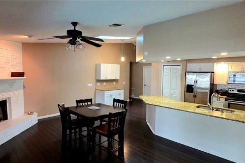 House in Deltona, Florida 3 bedrooms, 182.92 sq.m. № 2404631 - photo 6