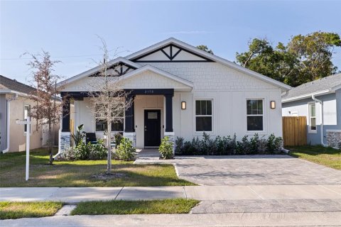 House in Saint Petersburg, Florida 3 bedrooms, 165.18 sq.m. № 1649089 - photo 1