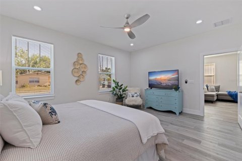 House in Saint Petersburg, Florida 3 bedrooms, 165.18 sq.m. № 1649089 - photo 13