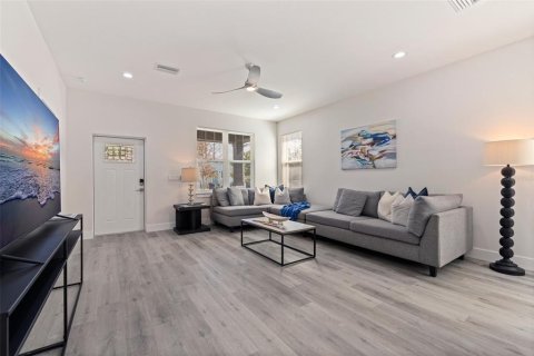 House in Saint Petersburg, Florida 3 bedrooms, 165.18 sq.m. № 1649089 - photo 6