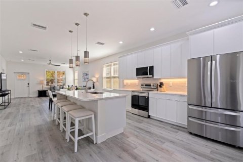 House in Saint Petersburg, Florida 3 bedrooms, 165.18 sq.m. № 1649089 - photo 4