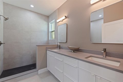 House in Saint Petersburg, Florida 3 bedrooms, 165.18 sq.m. № 1649089 - photo 15