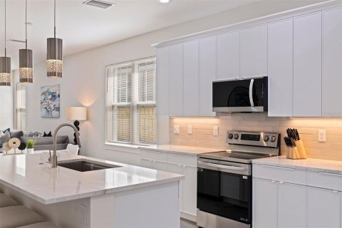 House in Saint Petersburg, Florida 3 bedrooms, 165.18 sq.m. № 1649089 - photo 11