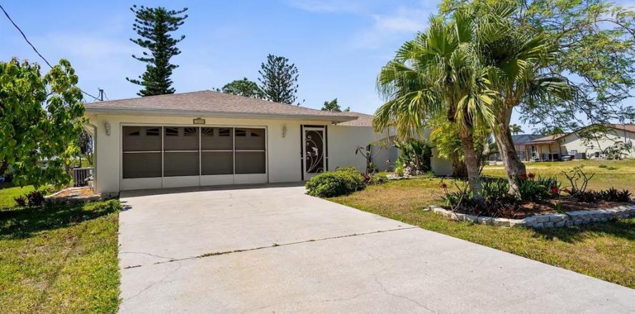 Casa en Port Charlotte, Florida 3 dormitorios, 155.61 m2 № 1787393