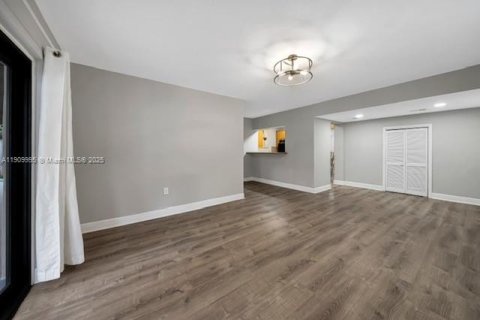 Villa ou maison à vendre à Miami, Floride: 3 chambres, 169.08 m2 № 2056441 - photo 18
