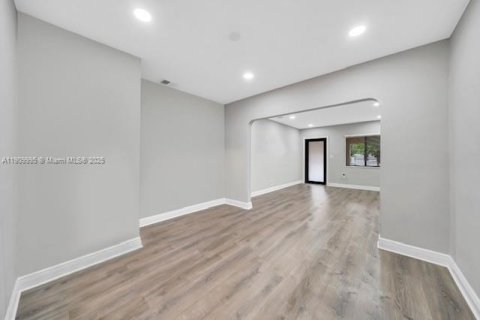 Villa ou maison à vendre à Miami, Floride: 3 chambres, 169.08 m2 № 2056441 - photo 11