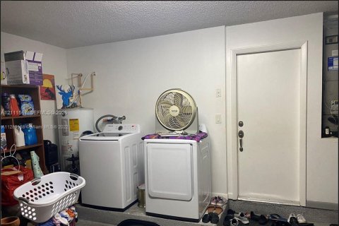House in Cutler Bay, Florida 4 bedrooms, 174.66 sq.m. № 2428358 - photo 7